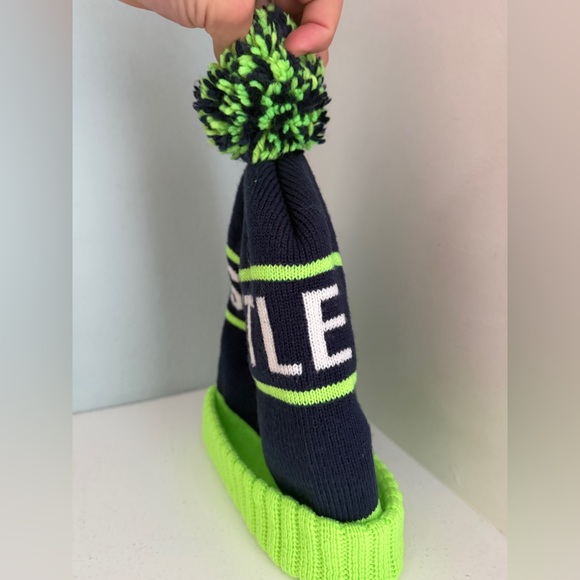 Seattle Seahawk NFL Knit Beanie with Pom Pom New no tags - Picture 6 of 6